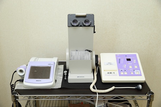 左から呼吸機能検査装置、視力検査装置、聴力検査装置